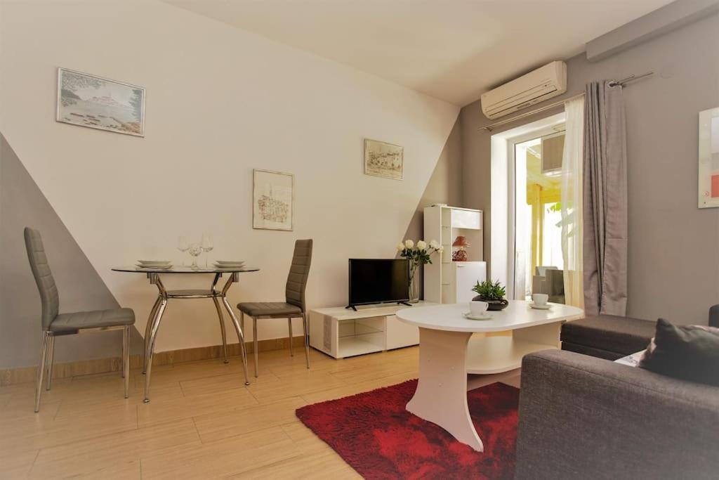 Apartman Den,Rovinj Oaza U Centru Grada I Besplatnim Parkingom Apartment Exterior photo